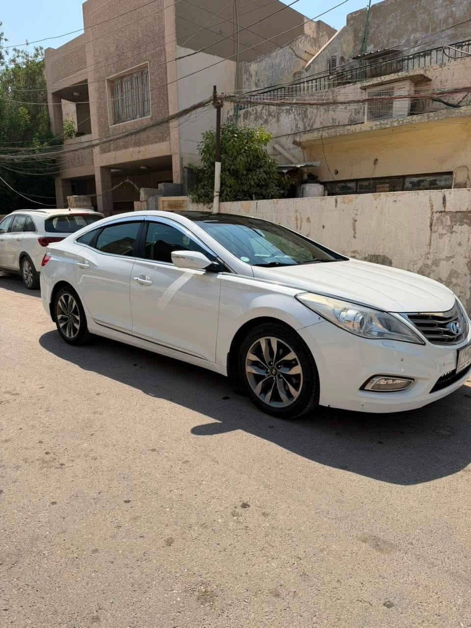 السلام عليكم ..ازيرا 2012 ماشية 96100 كم بيه جاملغ خلف السايق صبغ والباب الخلفي كلير وبارد بالجاملغ الخلفي العكس فول مواصفات ستة سلندر 3300 ..السعر 125 ورقة الاتصال *********** ابو تماره
