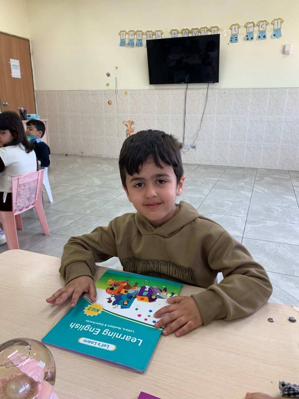 لأنك تبحثينعن مكان يشبه " حضن الام " ويهتم بعقل طفلك الصغير 🐻✨️
نحن نعلم ان قرار ترك طفلك في روضه ليس سهلا لذلك في [ حضانه نور بسمايه ] لا نقدم مجرد مكان للانتظار ، بل نبني عالما من فيه الأمان التام لتنمية مهارات طفلك 🚀
حضانة نور بسماية A9 
مؤسسة كيدز اكاديمي التعليمية 
للاستفسار الاتصال ***********☎️
