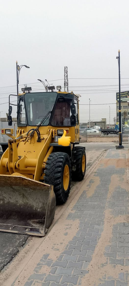 للبيع شفل كوماتسو حجم 100 دخول جديد ورقم جديد مكينه 6تبريد بلادي مكان نجف ***********
