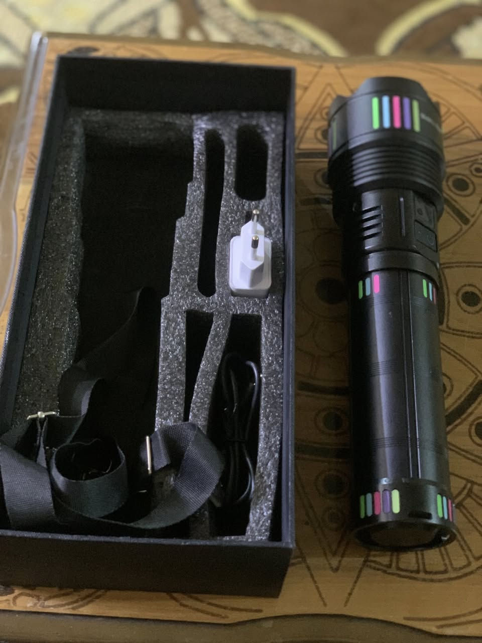 السلام عليكم لايت اصلي اربع بطاريات المده كلش قوي ويستخدم باور نفس الوقت بعده جديد السعر ٦٥ وشراي يدلل***********
