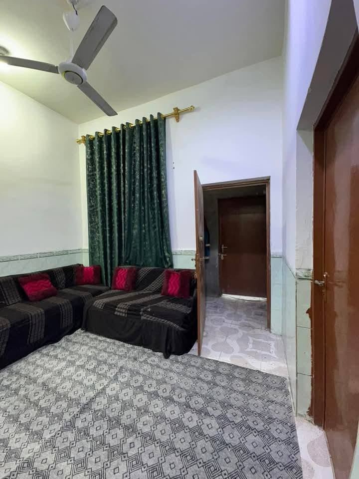 دار للبيع بل سماوه بدائية حي العزل على شارع ركن مساحة البيت ٣٠٠ متر مع محللات عدد ٢ غرف عدد ٣ هولين أو حمامات داخل بيت أو خارج البيت مع براني استفسار أكثر هذا رقمي ***********
