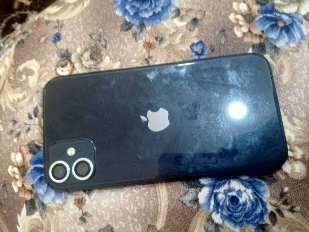 ايفون 11 عادي 
نضيف جهاز بس بصمه ماتشتغل 
كلشي بي شغال بطاريه كدامكم مامبدله بلاديه مالته 
شاشه مبدله من وكاله مو يمي 
280 وبي مجال بسيط حك جيه
***********
