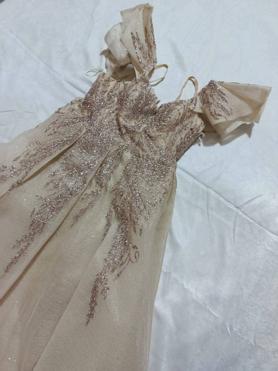 فستان نضيف جدا استخدام مرة واحدة فقط كلش حلو ونازك باللبس يلبس حتى 70 للاستفسار ***********
