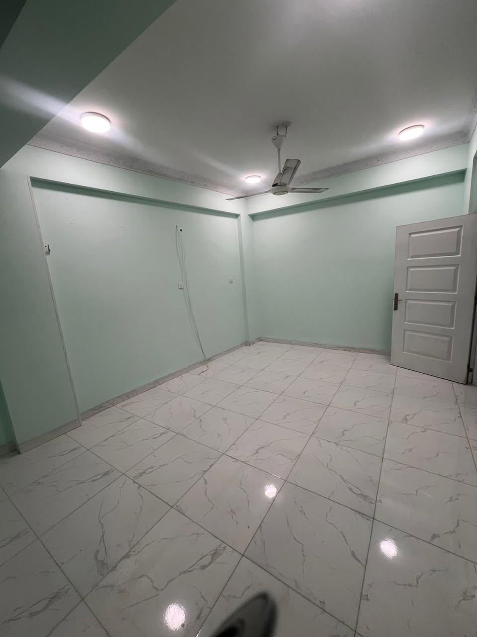 السلام عليكم

شقة ديلوكس للايجار  مميزة 🔥

📍 الموقع: حي البلدية – مجاور مجمع الأمير تبعد عن شارع السناتر ٣ دقايق مشي

📐 المساحة: 90 متر
🛏️ غرفتين نوم كبار
🛋️ صالة كبيرة ومريحة
🍽️ مطبخ
✨ تصميم عصري وتشطيب نظيف

الشقة مناسبة للعوائل، موقعها ممتاز وقريب من كل الاحتياجات اليومية (أسواق، مطاعم، مدارس).

📞 للاستفسار:
0780 099 8029
