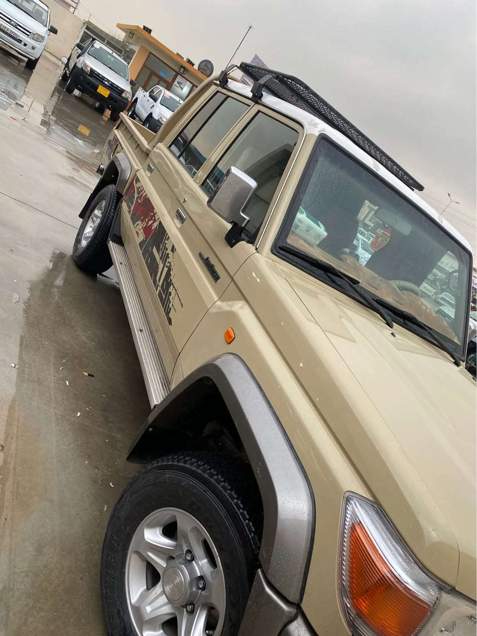 تۆیۆتا لاندکڕۆز مێگزەمین 2015 
بیلاد پۆستاڵ و ٨ وەرەق 
سەیارەکە نموونەیە لە جوانی 
175هەزار کیلومتر  رۆیشتوە  
یەک پەڵە تەعدیلی هەیە
مەکینەی سفری ئەورەپی لەسەرە
هیچ مەسرەفێکی تێدانیە 
گێر و مەکیەنەی بەشەرت 
هیچ کێشەیەکی تێدا نییە 
سەناوی نویە تاکو ٢٠٣٠
نرخ ٣٤٢
ژمارەی خاوەنەکەی 
***********
Wats app 
*********** رانية, السليمانية
