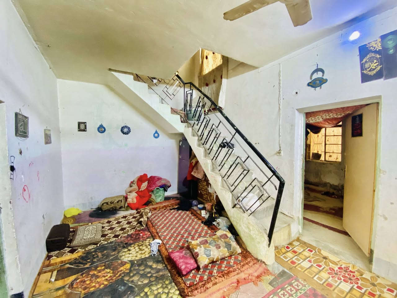 السلام عليكم
دار 200 متر تجاري للبيع الاساس صب بناء طابوك سقف صب يحتوي على غرفتين او صاله او مطبخ واستقبال او صحيات  ويحتوي  على ثلاث محلات تجاريه
ملاحظه /الدار مع المحلات ماجرات 600الف شهريا 

السعر (87)مليون او بي مجال
 العنوان: النجف الاشرف / كوفه /شار ع المطار القديم /قرب مكتب المهندس 

للاستفسار مكتب المهندس 
***********
***********
