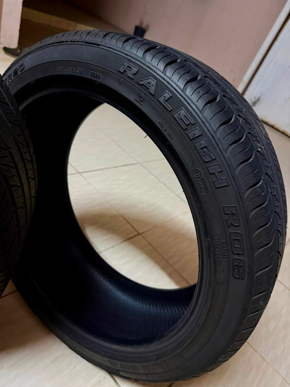 للبيع زوج تايرات جديده صيني اصلي نوعيه مشهوره RYDANZ
نظافتهم 90%
القياس 20*45 /245 كما موضح بل صور 
الي شراي خل يتفضل على خاص او يتصل ع رقم ***********
السعر 90 الف بيها مجال ان شاءلله 
عنوان كركوك
