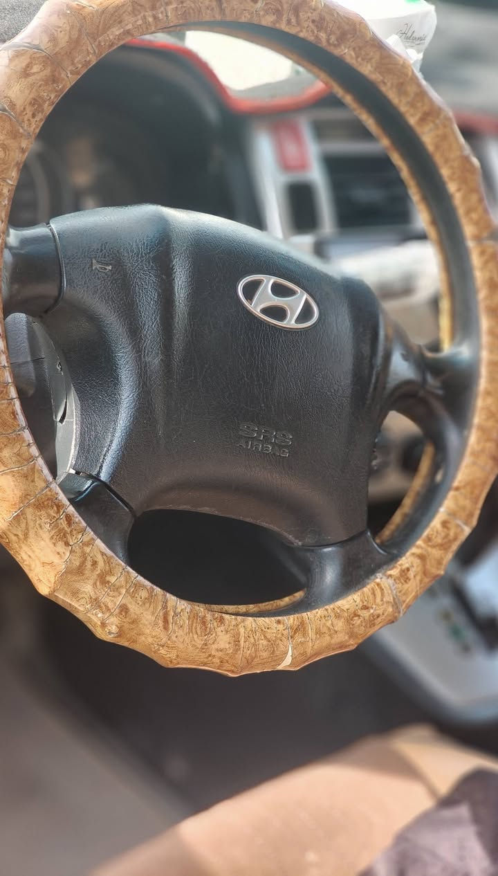 يا الله السلام عليكم توسان موديل 9رقم دولي هزه سنويه جديد لل2029 بغداد كشنات جلد حساسات خلفيه فتحه صدر امامي خلفي تخم تايرات بيهه شاشه كامره كبيره  شخطين  بالباب مو ضح بالصوره وكدر اصبعين مكانين يم الماصده اليسره موضح بالصوره فقط سعرهه 125عنواني ديالى بعقوبه ***********
