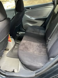 سياره اكسنت 2017 او تامتيك سياره نضيفه كلين بدون صبغ بسه بيه ضربه بسيط...