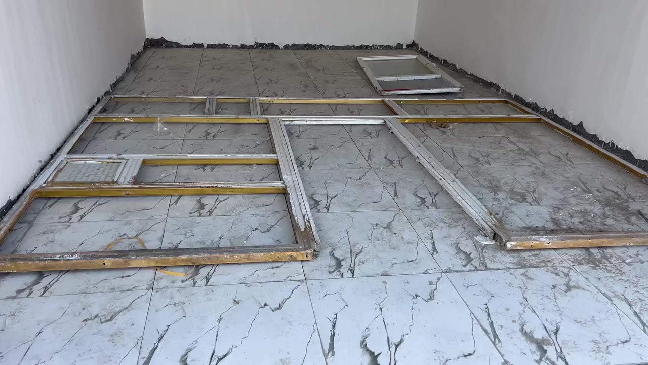 باب كامل مع القواطع الجام  باب الي بنص موجود جام موجود كله *********** عرض 3 و60 وارتفاع 2و60
