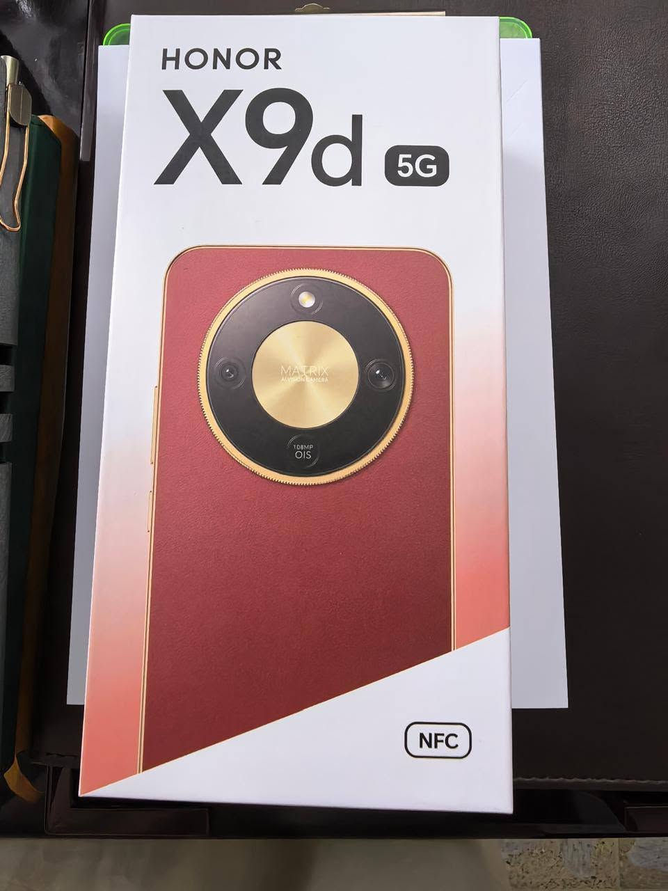 للبيع مستعجل اللون المميز هونر x9d جديد ممستخدم فقط مفتوحة الكارتونة
​🌟 أبرز المواصفات والمميزات:
​🔋 البطارية الأضخم: سعة 8300mAh تكفيك حتى 3 أيام من الاستخدام المتواصل، مع شاحن صاروخي بقوة 66W SuperCharge.
​🛡️ مقاومة فائقة للموجات والماء: بمعيار IP69K الأقوى عالمياً لمقاومة الماء الساخن، الضغط العالي، والغبار (مقاومة متكاملة).
​📱 شاشة سينمائية: من نوع AMOLED بحجم 6.79 إنش وبتردد 120Hz انسيابية تامة وألوان مذهلة تحت الشمس.
​🧠 المعالج والأداء: معالج كوالكوم Snapdragon 6 Gen 4 بدقة تصنيع 4 نانومتر، لتجربة ألعاب وتصفح بدون أي تعليق.
​💾 المساحة والرام: ذاكرة تخزين عملاقة 256GB مع رام 12GB RAM تضمن لك سلاسة تامة في التنقل بين التطبيقات.
​📸 كاميرا احترافية: كاميرا أساسية بدقة 108MP بفتحة عدسة f/1.8 للقطات فائقة الوضوح، وكاميرا سيلفي بدقة 16MP.
​🌐 الاتصال: يدعم شبكات الجيل الخامس 5G ومنفذ لبطاقتين DUAL SIM.
​📦 محتويات العلبة (كاملة الملحقات):
​رأس شاحن أصلي سريع بقدرة 66W.
​كابل الشحن الأصلي USB to Type-C.
المكان زيونة
السعر 450 الف


**إذا كنت صاحب هذا الإعلان وتريد حذفه لأي سبب، رجاءا أرسل رسالة إلى الدعم الفني**