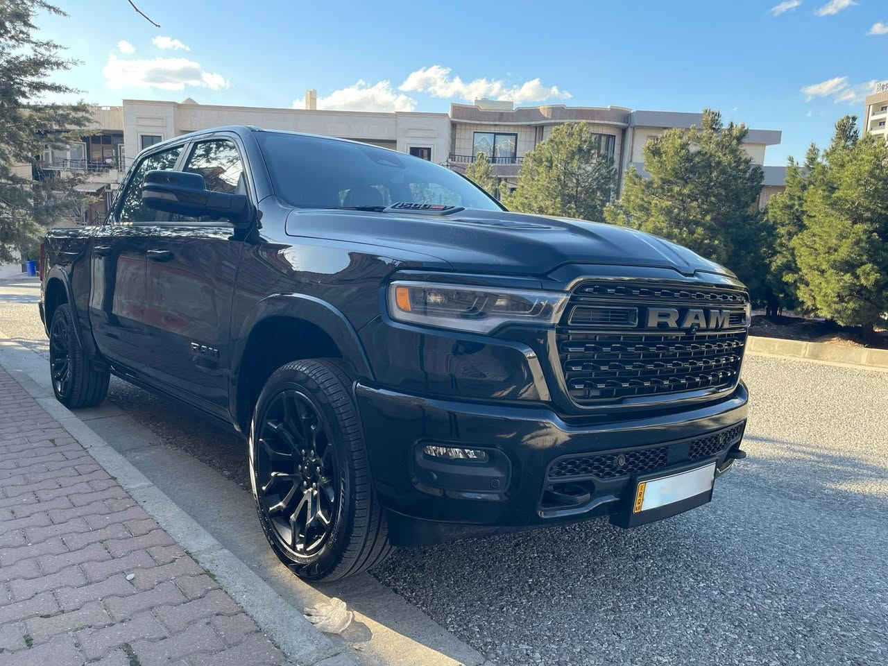 رام 1500 - ( لمتد )
ماشية 9 ألف فقط 
الموديل: 2025 (خليجي)
المحرك: 3.0 لتر 6 سلندر (I-6) توين توربو 
القوة الحصانية: 540  
عزم الدوران (نيوتن-م): 707

المواصفات: 
*نظام دفع رباعي  4 4x  متطور 
*نظام التعليق الهوائى (جكات)
*صناديق حمولة خارجية على جوانب الصندوق (رام بوكس)
*الصندوق كهربائي
*دواسات جانبية كهربائية
*ويل  قياس 22 انج 
*شاشة التحكم الرئيسية بقياس 14.4 انج مع نظام ملاحة 
*شاشة ترفيهية للراكب الامامي لمس بقياس 10.25 انج ومدخلHDMI وUSB 
*شاشة القيادة الرقمية بقياس 12 انج 
*شاشة عرض لوحة القيادة على الزجاج الأمامي (داتا شو)
*رادار مع خاصية التوقف والانطلاق 
*حساسات امامية وخلفية
*كاميرات 360 للرؤية المحيطية 
*المرآة الداخلية مزودة بشاشة لعرض الكاميرا الخلفية
*تحذير النقطة العمياء 
*تحذير الخروج عن المسار
*نظام المحافظة على البقاء فى المسار 
*نظام التعرف على اشارات المرور 
*خاصية المساعدة على التوجية فى التقاطعات لتفادى الحوادث
*نظام مانع تصادم خلفي 
*نظام القيادة شبه الذاتية
*مقصورة الركاب من الجلد الفاخر 
*مقعد السائق والراكب والمقاعد الخلفية مبردة ومدفئة
*مقعد السائق والراكب مساج
*مقعد السائق مزود بذاكرة لحفظ وضعيات الجلوس
*نظام ابل كار بلاى و اندرويد اوتو لاسلكي 
*نظام صوتي فاخر ( Harman Kardon ) 
*دخول ذكي (بصمة)
*نظام التشغيل عن بُعد
*مصابيح أمامية أوتوماتيكية زينون مع مصابيح نهارية LED وكشافات ضباب LED 
*نظام التحكم التلقائي في الضوء العالى 
*إضاءة متحركة أمامية / خلفية خارجية
*مرايا خارجية قابلة للطي كهربائيًا مدفئة
*ماسحات زجاج أمامي حساسة للمطر
*لوحة شحن لاسلكية مزدوجة
*وضعيات قيادة متعددة
*بدون بنورامة 
*
للاستفسار 
***********
