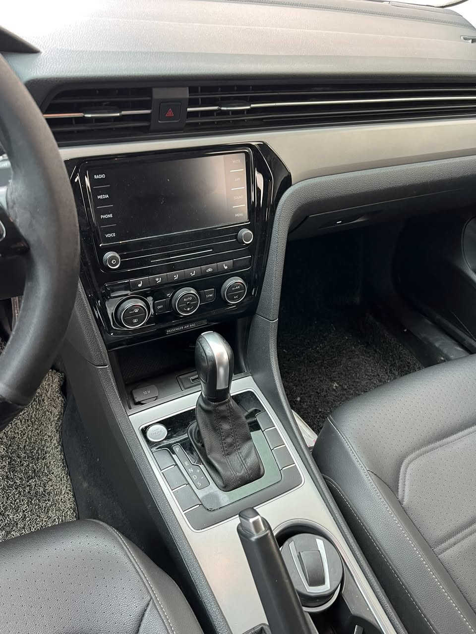 للبيع فولكسفاغن
باسات 2022 مواصفات ال SE معروفة 
فتحة سقف 
بصمة 
تشغيل عن بعد 
شاشة كار بلي 
كشنات جلد 
قطعتين تبريد 
رادار خلفي امامي
تدفئة مقاعد الاماميه 
وبعد اكو مواصفات اكثر 
ماشية 64.109ميل
محرك 2.0T
سياره كلين تايتل 
مابيها اي ضرر 
لمعرفة السعر ⬇️
الاتصال على الارقام 
*********** 
***********
