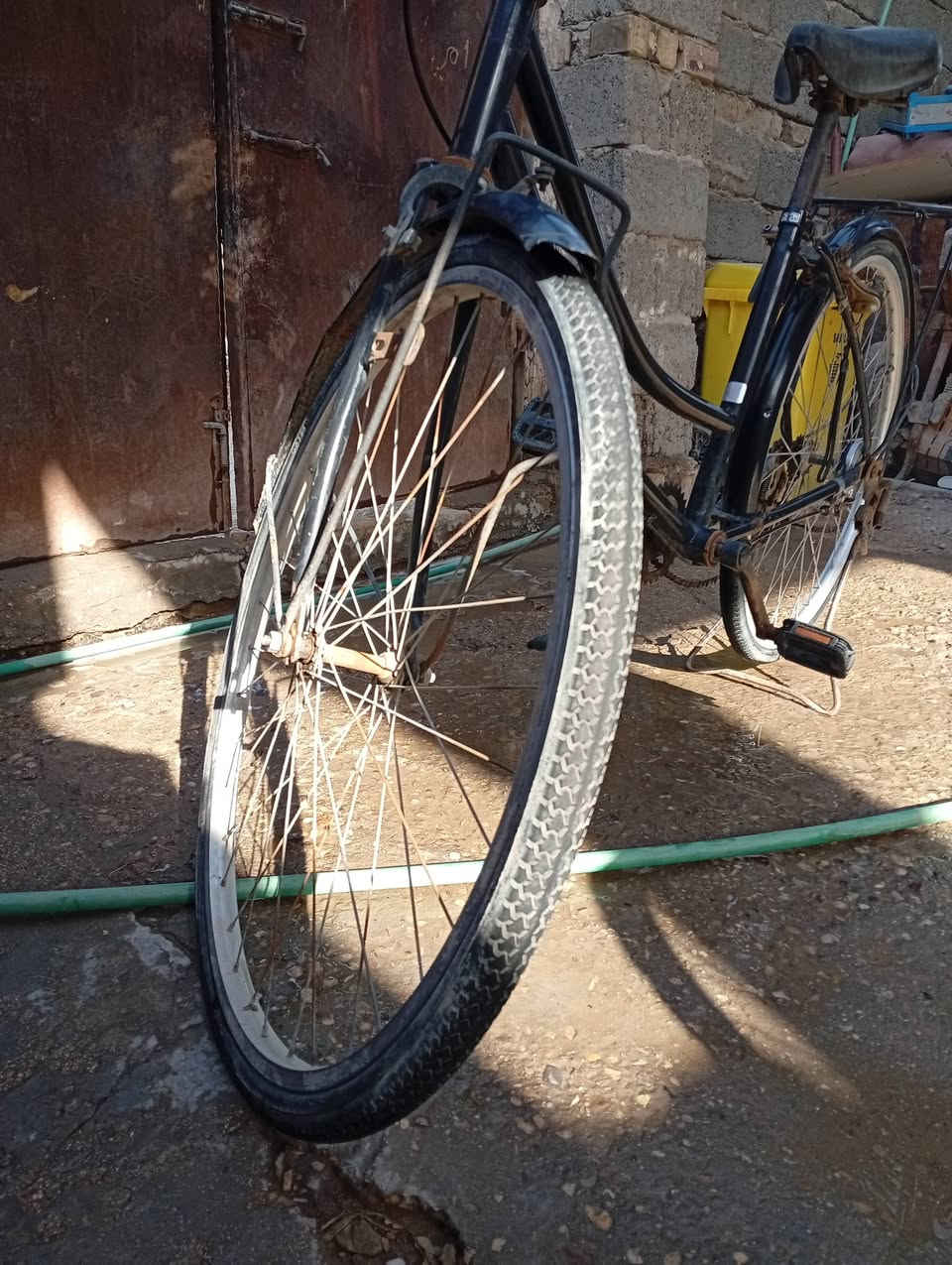 بايسكل للبيع السعر 50 قفل بس الزنجيل يحتاجله تگصير العنوان الديوانية حي الحضارة الرقم *********** أو التواصل على الصفحة
