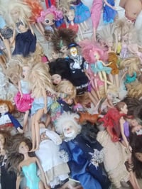 من رخصت لدمن عندي هاي لباله باربيات للبيع شلع كلهن حلوات 300 قطعه لقطع...