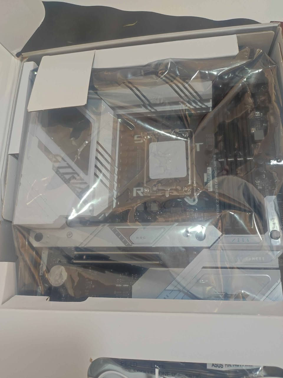 بورد rog strix Z790 أخت الجديدة
مفتوحة فقط مره وحده لغرض فحص معالج
كل غراضها موجودة

سعر 450 وبي مجال


**إذا كنت صاحب هذا الإعلان وتريد حذفه لأي سبب، رجاءا أرسل رسالة إلى الدعم الفني**