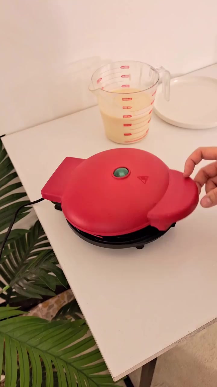 صانعة الدونات الكهربائية الصغيرة – 7 قطع | سطح غير لاصق

الاستخدامات:

تحضير 7 قطع دونات صغيرة في دفعة واحدة.

مناسبة للفطور، الحلويات، وحفلات الأطفال.

تحضير دونات منزلية طازجة خلال دقائق.

يمكن استخدامها لتحضير وصفات مبتكرة مثل كيك الدونات أو عجينة الشوكولاتة.

المميزات:

تصنع 7 دونات صغيرة في وقت واحد.

سطح طهي غير لاصق لسهولة إخراج الدونات والتنظيف.

مؤشر ضوئي يوضح حالة التسخين.

تسخين سريع ومتوازن.

تصميم مدمج وخفيف الوزن.

قاعدة ثابتة مانعة للانزلاق.

مقبض عازل للحرارة لفتح وإغلاق آمن.

تعمل على الكهرباء المباشرة.

طول السلك: 70 سم.

قياس الكارتون:

- الطول: 19 سم
- العرض: 9 سم
- الارتفاع: 25 سم

محتويات الصندوق:

صانعة الدونات الكهربائية.

دليل استخدام.

الملاحظات:

يُنصح بدهن خفيف للسطح قبل أول استخدام.

لا تستخدم أدوات معدنية على السطح الداخلي.

يُفصل الجهاز عن الكهرباء بعد الانتهاء من الاستخدام.

يُترك ليبرد قبل التنظيف.


**إذا كنت صاحب هذا الإعلان وتريد حذفه لأي سبب، رجاءا أرسل رسالة إلى الدعم الفني**