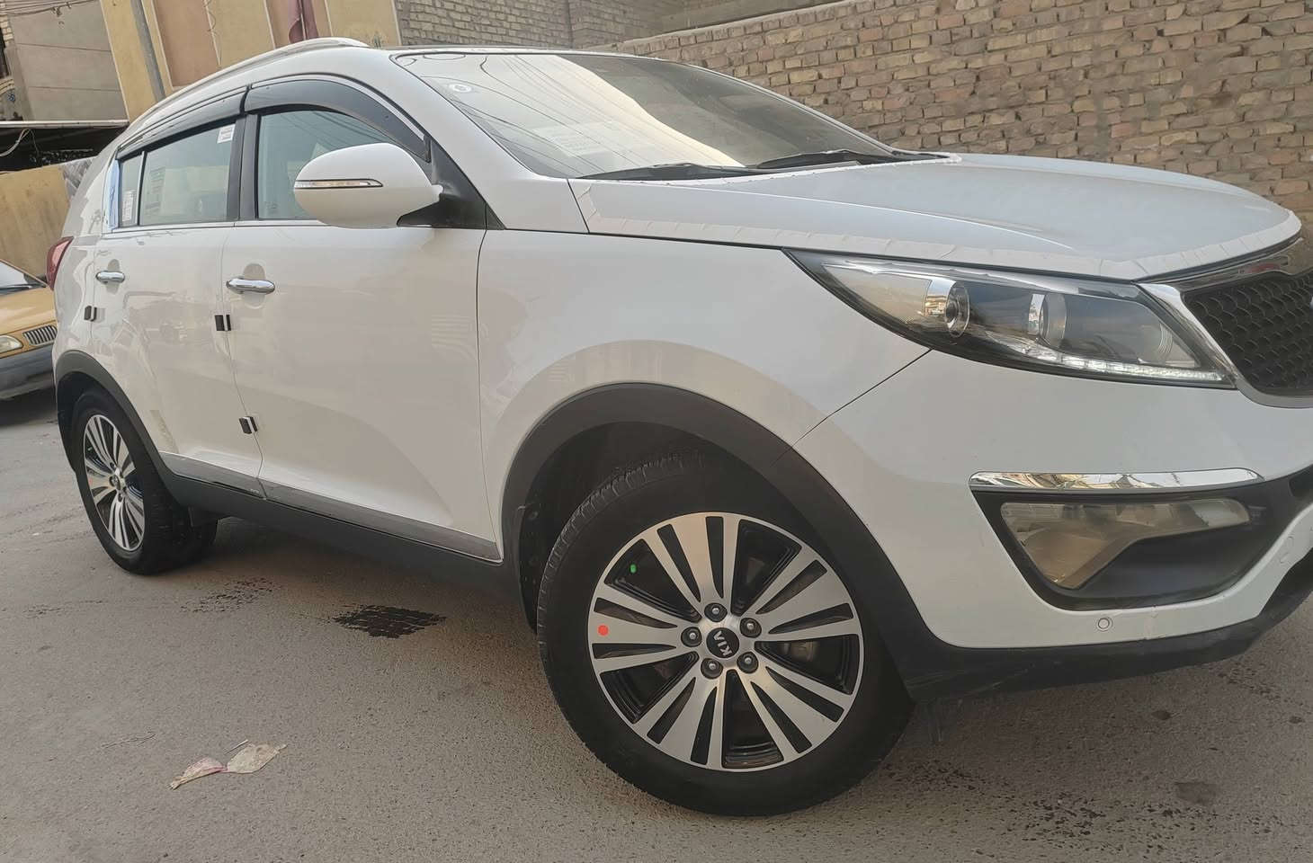 كيا سبورتج خليجي  2016  فول مواصفات عدى البصمة 
السياره مكفوله من الصبغ والضربه والتبديل حتى الدعاميات بدون صبغ 
محرك دوش 2000 ما مفتوح كير ما مفتوح  تبريد ثلج تخم تاير جديد حداديه جديده 
 كله السيارة ع وضع الشركه برغي ممفتوح. بيه
مواصفاتها. 
 
بنوراما 
محرك 2000 دوش 
كشنات جلد  
 فول تحكم ستيرن جهتين 
 بردة صندوق خلفية 
كامره 
حساس خلفي
 ويل 18
لايت لد 
بكلايت لد 
5 ويل كب 
مري شفط
  اشاير بالمري   
مخارج واكس يواس بي نضام ايكو 
نظام اي بي اس

رقم السياره بغداد الدولي الجديد باسمي وهزه جديدة مكان السياره بغداد
سعر السيارة  168 
للتواصل ***********
