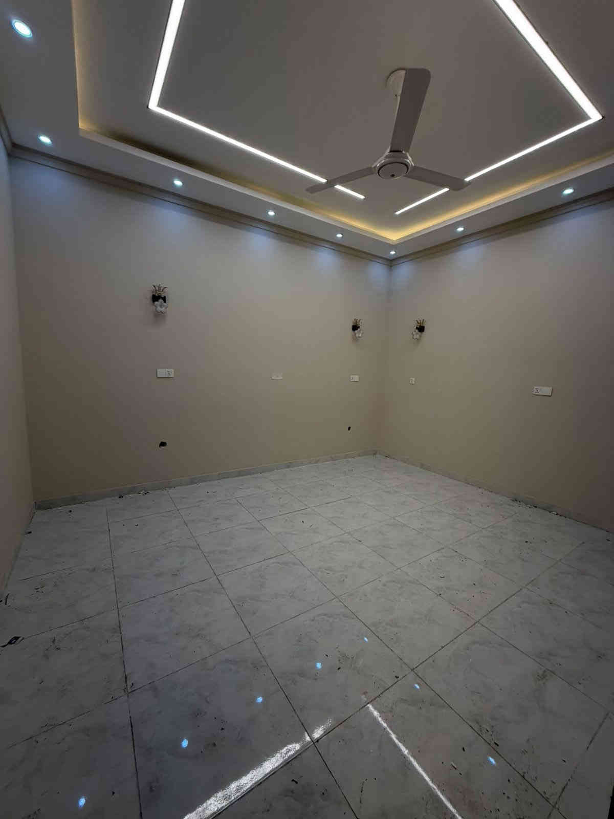 ✨ يتوفر لدينا 3 شقق للإيجار في حي بغداد ✨
📍 موقع مميز وقريب من الخدمات

🏡 تفاصيل كل شقة:
 • المساحة: 100 متر
 • غرفتين نوم
 • صالة واسعة
 • مطبخ
 • صحيات (حمام + تواليت)
 • بناء نظيف وتشطيب مرتب

💰 الإيجار الشهري: 600 ألف

📞 للاستفسار والتواصل:
مكتب عقارات الشموخ
***********
