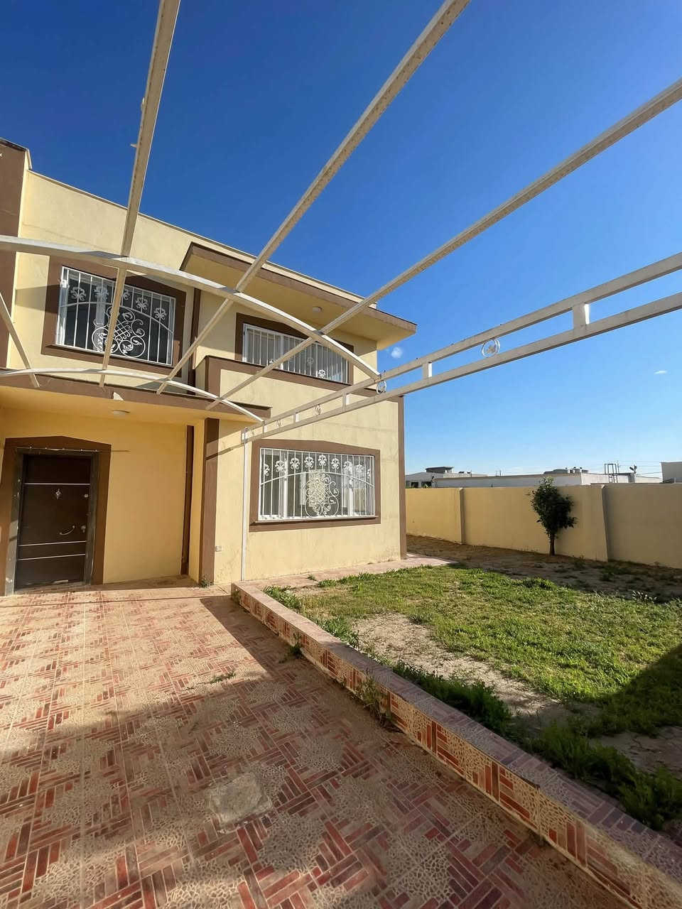 🏡 خانوویەکی ناوازە و زۆر خۆش لە ئۆزال سیتی 🏡

📍 شوێن: ئۆزال سیتی، نزیک ١٥٠ مەتر

📐 رووبەری زەوی: ١٧٢ مەتر

🛏️ ٣ ژووری نووستن
🛋️ هۆڵی فراوان و ڕووناک
🌳 حەوشەیەکی جوان و گونجاو بۆ خێزان
🚗 شوێنی پارکینگ
🏠 بینایەکی پاک و ئامادەی نیشتەجێبوون

💰 نرخ: ٥٤٥ وەرەق

📞 بۆ زانیاری زیاتر و سەردان:
***********
***********
***********

#ئۆزال_سیتی #خانوو_بۆ_فرۆشتن #هەولێر #RealEstate #NawZan

🏡 منزل مميز وجميل جداً في أوزال سيتي 🏡

📍 الموقع: أوزال سيتي، بالقرب من شارع 150 متري

📐 مساحة الأرض: 172 متر مربع

🛏️ 3 غرف نوم
🛋️ صالة واسعة ومشرقة
🌳 حديقة جميلة ومناسبة للعائلة
🚗 موقف سيارة
🏠 منزل نظيف وجاهز للسكن

💰 السعر: 545 ورقة

📞 للمزيد من المعلومات أو لحجز موعد للمعاينة:
***********
***********
***********

#أوزال_سيتي #منزل_للبيع #أربيل #عقارات #NawZang_Real_Esta
