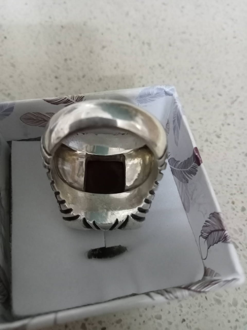 السلام عليكم خاتم عقيق يماني صياغة حماده البحرينيه فظه 990 قياس 23 سعر 100 بغداد  البلديات 
***********
