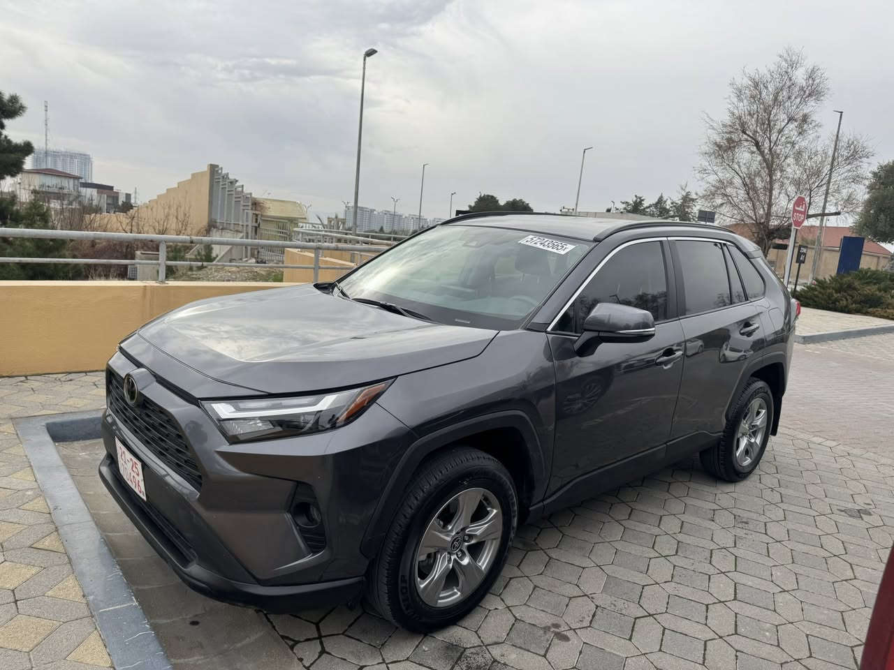 سلام عليكم للبيع فقط رافور ٢٠٢٥ وارد امريكي استراد خاص مم امريكا بانزين محرك ٢٥٠٠ موصفات xle  معروفه بصمه وشغال وردار امامي جاني وتحديد مسار وباقي موصفات ماشي ٢ ميل فقط بدون ايرباك فقط بين حاف الجاملغ وباب صبغ  داخل ابيض سياره كلش جديده  بجم خلف كبس كلها بدون رقم يترقم شمالي فقط سعر ٢٤٥ مجال بسيط جدا  رقم شاصي                            2T3W1RFV2SC324081الصور مكان ديالى / خانقين ***********
