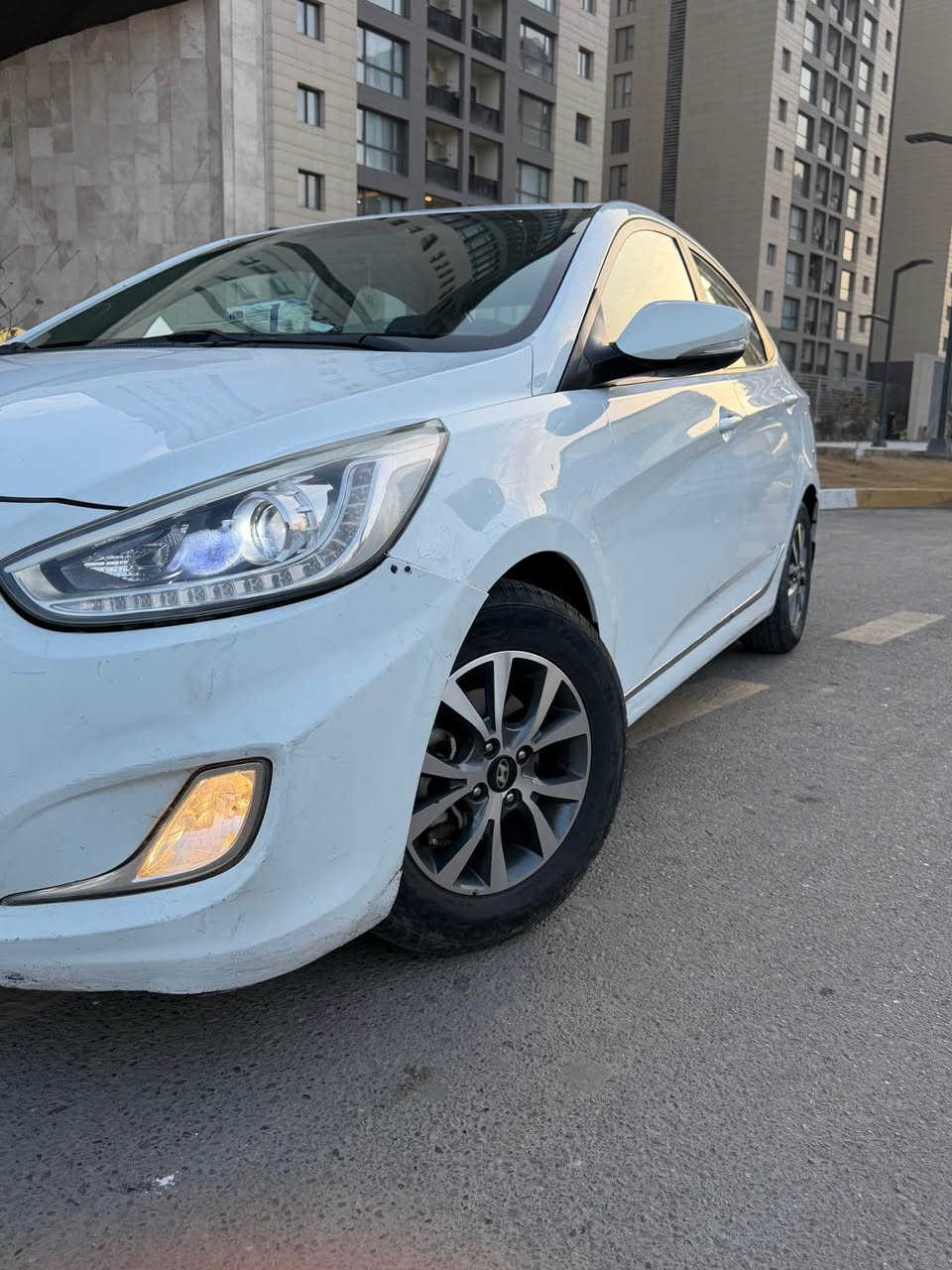 للبيع فقط 
اكسنت موديل 2015  محرك 1600 دوش دبل قطرة  المرغوب بلادي 
السيارة نضيفة بيهة فقط ملاحظات بل كشر حكم الموديل  صدر جديد ادامة لمنضومة المي ادامة لمنضومة البانزين  
السيارة ماشية 92 الف  
موضحة بلصور 
فول السيارة بلو 
تحكم ستيرن 
اشاير  مري 
فتحة 
لايت زينون منضومة عدسات جديدة شديتهة قبل سبوع 
جام اوتو 
شاشة 
كامرة دوارة 
السيارة بيهة فقط صبغ دوسة وكم تكحيل اتوقع واضح بلصور غير المذكور مابيهة وعندي بيهة سونار  سعر السيارة 115$ وبيهة مجال بسيط 
عنواني حي العامل شارع 30 للاستفسار 
 السيارة باسمي *********** بغداد, العراق
