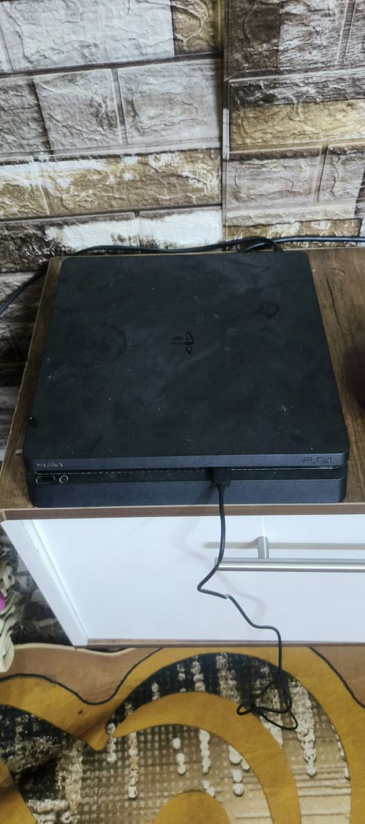 السلام عليكم بلي 4 سلم نضيف ما مفتوح ولا مصلح ويا 3 اقراص ويده وحده ذاكره 1 تيرا تحديث 13.2 سعره 275 بي مجال مكاني بغداد الحريه ***********
