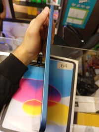 ايباد 10  ذاكرة 64 كامل ملحقات فقط ثلمة كلش صغيرة موضحه بالصور والشاصي...