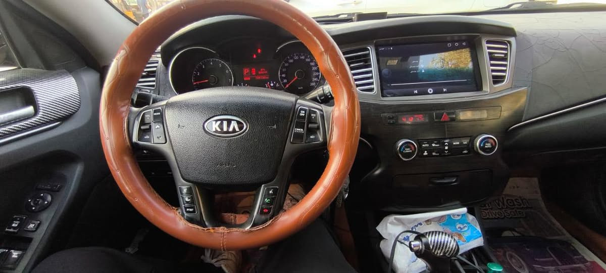 سلام عليكم كيا كادينزا k7 للبيع موديل 2012
بيها صبغ ربع البنيد وشوية بالباب الخلفي عكس السايق محرك 6 سلندر فول مواصفات عدا البنوراما
مكاني بغداد السيارة نقصها بوليش فقط وسعرها 90$ وبيها مجال بسيط رقمها بصره مشروع وطني الاتصال  على الرقم ***********
