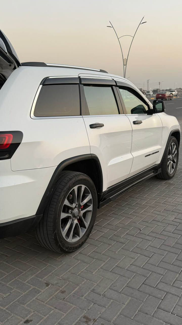 السلام عليكم جيب كراند شيروكي grand cheeokee  موديل 2018 خليجي سياره مكفوله كفاله عامه من كل نواحي سياره جديده احله من صور كلين تايتل كفاله عامه مواصفات الثلاثه شاشات جدید سیارة
رقم 📞***********
مواصفات سياره   limited pals الثلاثه شاشات
دفع رباعي 4*4
كشنات امامي كهربائي 
كشنات تدفئه و تبريد 
كشن خزن ميوري وضعيات قياده
كشنات خلفي تدفئة 
ناقل حركه 8نمر 
تدفئة استيرن
شاشه كبيره +كامره خلفي دواره
كشنات جلد 
داخل ملكي vip
شفتات استيرن
اشاير بل مراء
مرايه شفط
ويل 20 بلادي
سكف بانوراما فتحتين بل سكف على طولها
شاشه كبيره نفيكيشن مع Gps
لايتات زينون دواره مع استيرن
كشافات ضباب برجكتور زينون+ زراكات امامي للايتات
لايت كامل زينون مع ليد نهاري
تشغيل عن بعد 
صندوق كهرباي شفط
حساس امامي + حساس خلفي
مرايات متحسسه للضوءالعالي
بريك اوتو عند الرجوع الى خلف
نظام تشغيل اطفاء اتوماتيكي 
يعني (Auto start system)
نظام بريك اوتوماتيكي (Auto break system)
يدات نيكل 
محرك 3600
بعد مواصفات سياره واحد على واحد فول فول فول سياره رقم بصرة الرقم الجديد هزة وسنوية جديدة كله جديد بسمي تحويل مباشر  مابي دينار مصرف احله من صور مكان سياره البصرة
سيارة عليه تعديل مصروف عليه كلش هواي 
كار بلي الأصلي شادله
داش كام تصوير امامي خلفي تسجيل كامرة للسيارة. فايبر كاربون اسود بلاك لماع لليدات والمرايه الجانبية. كذالك الشباك الامامي فايبر كاربون بلاك اسود.  لحية اماميه واجنحه خلفية. مع دوسات جانبيه عند النزول. فجوج لون احمر حراري
  شراي يخابر *********** البصرة, العراق
