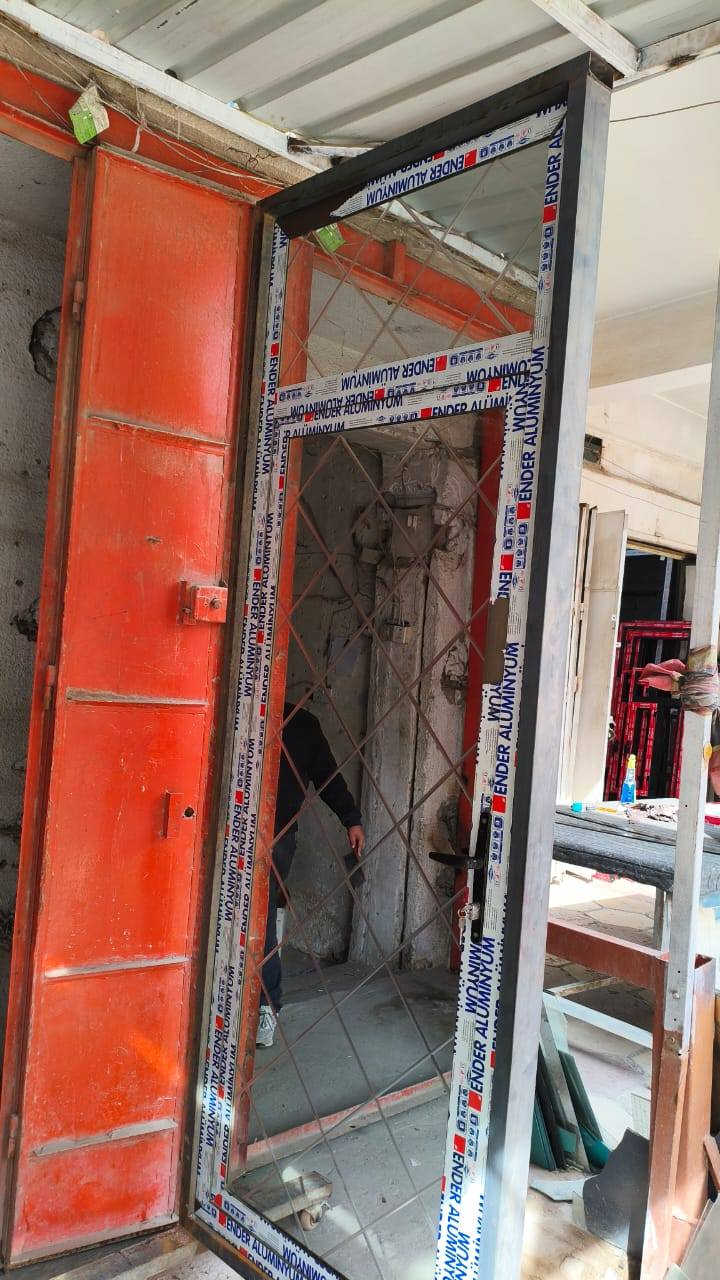 السلام عليكم
3ابواب المنيوم جديد غير مستعمل وشباكين عرض مترونص وارتفاع مترين مكان بغداد كلهن ب800 الف النوعيه تركي وجام 6ملم 
***********
