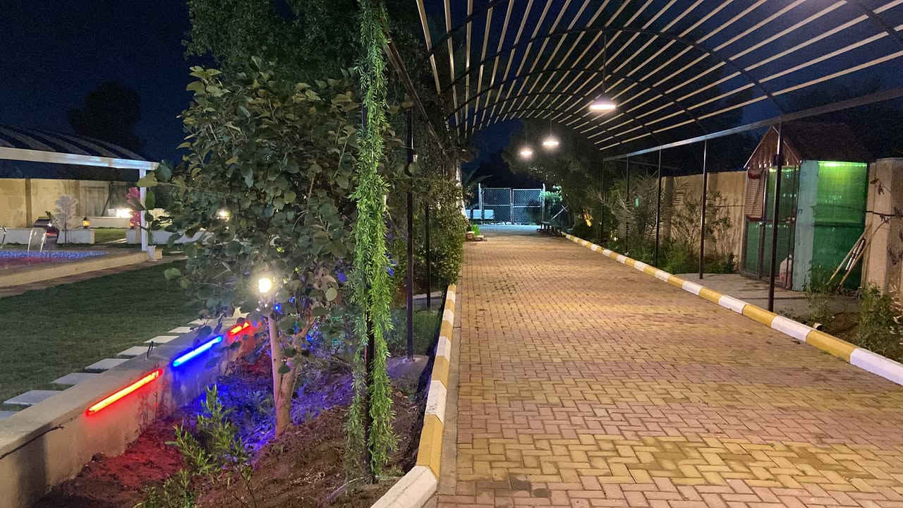 🌴 مزرعة الواحة 🌴
استمتع بلحظات لا تُنسى في قلب الطبيعة والهدوء. سواء كنت تبحث عن أجواء مشمسة ونشاطات صباحية، أو سهرات هادئة تحت ضوء القمر، نحن بانتظارك!
​أوقات الحجز المتاحة:
​☀️ الفترة الصباحية (شفت النهار):
تبدأ من الساعة 8:00 صباحاً وحتى الساعة 6:00 مساءً. خيارك الأفضل للاستمتاع بالمسابح، الأجواء المفتوحة، وتجمعات الغداء العائلية.
​✨ الفترة المسائية (شفت السهرة):
تبدأ من الساعة 8:00 مساءً وحتى الساعة 6:00 صباحاً. مثالية للسهرات الخاصة، الأجواء الباردة، والاسترخاء بعيداً عن صخب المدينة.
​نحن نهتم بتفاصيلك: الفترة الفاصلة بين الشفتات مخصصة لأعمال التنظيف والتعقيم لضمان استلامكم للمزرعة في أبهى صورة.
​📞 للحجز والاستفسار، يرجى التواصل معنا عبر الرقم: 
[*********** ](***********)
