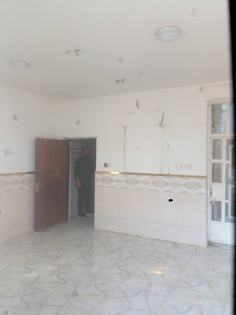 100م حي البساتين حي السلام  شارع اسواق رسل الطابق الاول كراج وصاله ومطبخ مع خدمات  ومنور وغرفه وترك   الطابق نظيف  الطابق الثاني غرفه ومطبخ وخدمات معزول عن الاول   قسط ونقد اي استفسار ***********2
