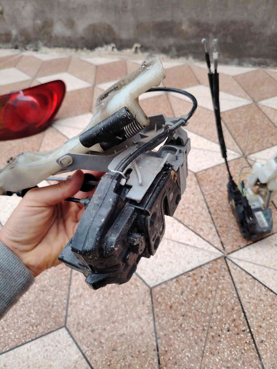 السلام عليكم شباب
غراض انتره مقدس لبيع كلهن جدد مال حاويه
مكاين مال جام عدد 3 أماميات 2  وحده خلفيه
بك لايت صفحت اليمنه
يدات داخليه تخم
قفالت بيبان 2 صفحت السايق أمامي والخلفي
مواطير جام تخم  مكاني دوانيه  ***********.
