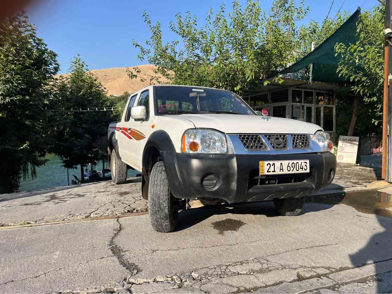 نیسان دەبڵ ئەکسل ٢٠٠٨ 
سێ پارچەی بۆیاخە 
دەعمو لێدراوی قورسی نییە 
هەموو گیانی بە شەرت 
سەنەوی تا ٢٠٢٨ تازەیە 
ئەکسلو دەبڵ ئەکسل و مەکینەو گێڕی بەشەرت 
***********
*********** دخان, السليمانية
