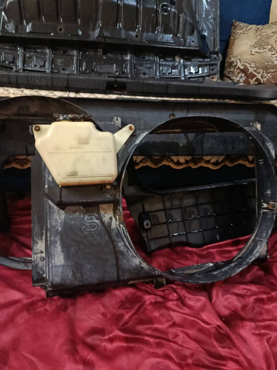 السلام عليكم للبيع غراض راس الثور حاظن راديتر عدد 2ودرع المكينه وعظمات مآل البدنه الخلفبه مآل الصندوك وستيرن عادي إلي يفيدنه 
العنوان البصره ***********
