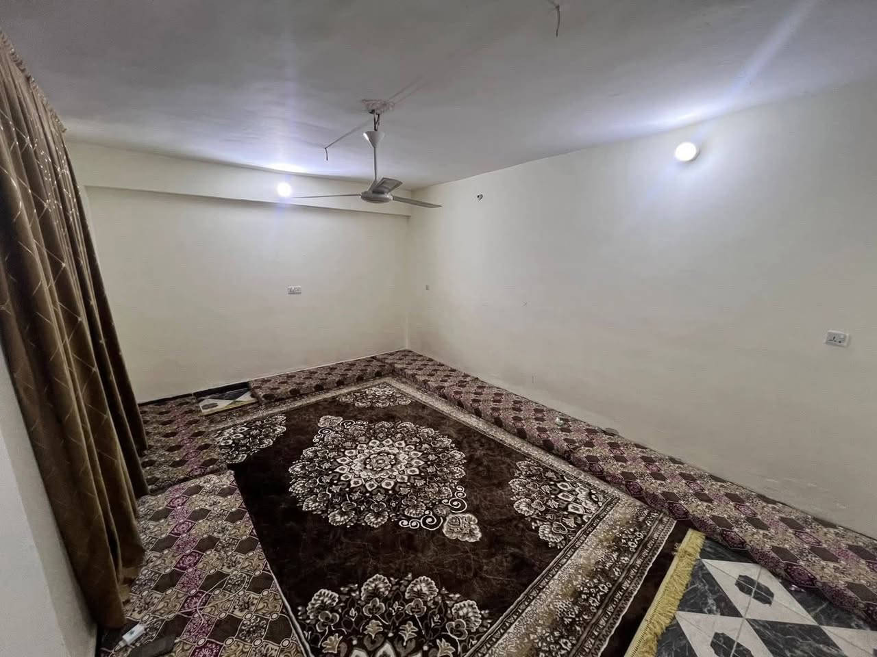 ⭕️تسلسل: 1095
🟢دار للبيع في الفلوجة حي الجولان المنطقة المقابلة لنادي الجولان الرياضي قرب قاعة القصر الابيض للمناسبات قرب شارع الثرثار 

📍بناء طابوق التسعينات ومرمم حديثا
📍المساحه: ٢٠٠ م٢
📍الابعاد: ١٠م❌٢٠م
📍شارع : ١٠ م نافذ الى شارع ١٠٠ م الحولي الشمالي الثرثار
🟢 الدار يحتوي على
غرفتين وصالة واستقبال ومطبخ وحمام وصحيات

🟢السعر: ١٧٥ مليون دينار 

🟢مكتب دار السلطان للعقار
العنوان فلوجة الجغيفي الثانية بداية شارع جامع فاطمة
للاستفسار الاتصال على الأرقام التاليه
***********
***********
***********
