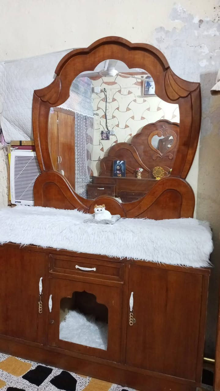 سلام عليكم هاي غرفه اخشاب مستخدم للبيع للستفسار بس واتساب  ***********
