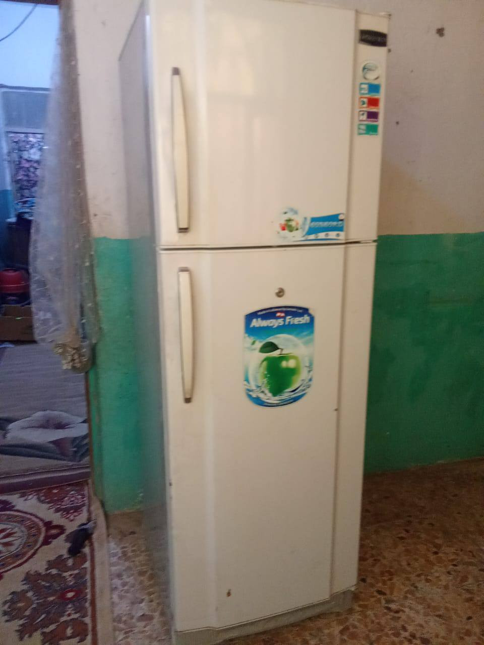 ثلاجة جديده لبيع استعمال قليل  السعر 250 اتصل ‏‪***********‬‏ المكان كربلاء شارع ابو طالب
