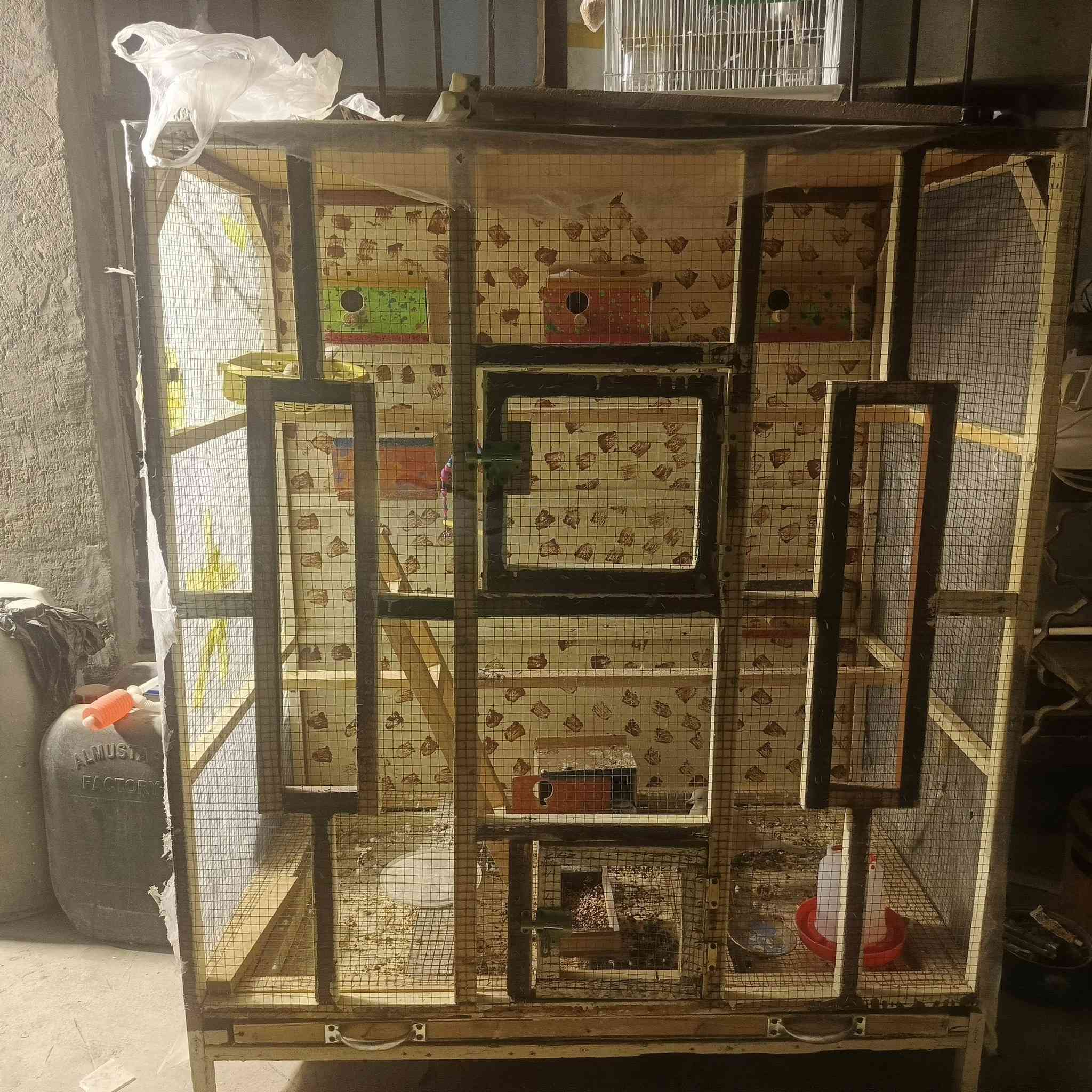 السلام عليكم  متوفر قفص طيور حب للبيع الارتفاع والواجهيه 120 \ 120 نزال 60 بيوت عدد 7 وبي مجر تنظيف الرقم ***********
