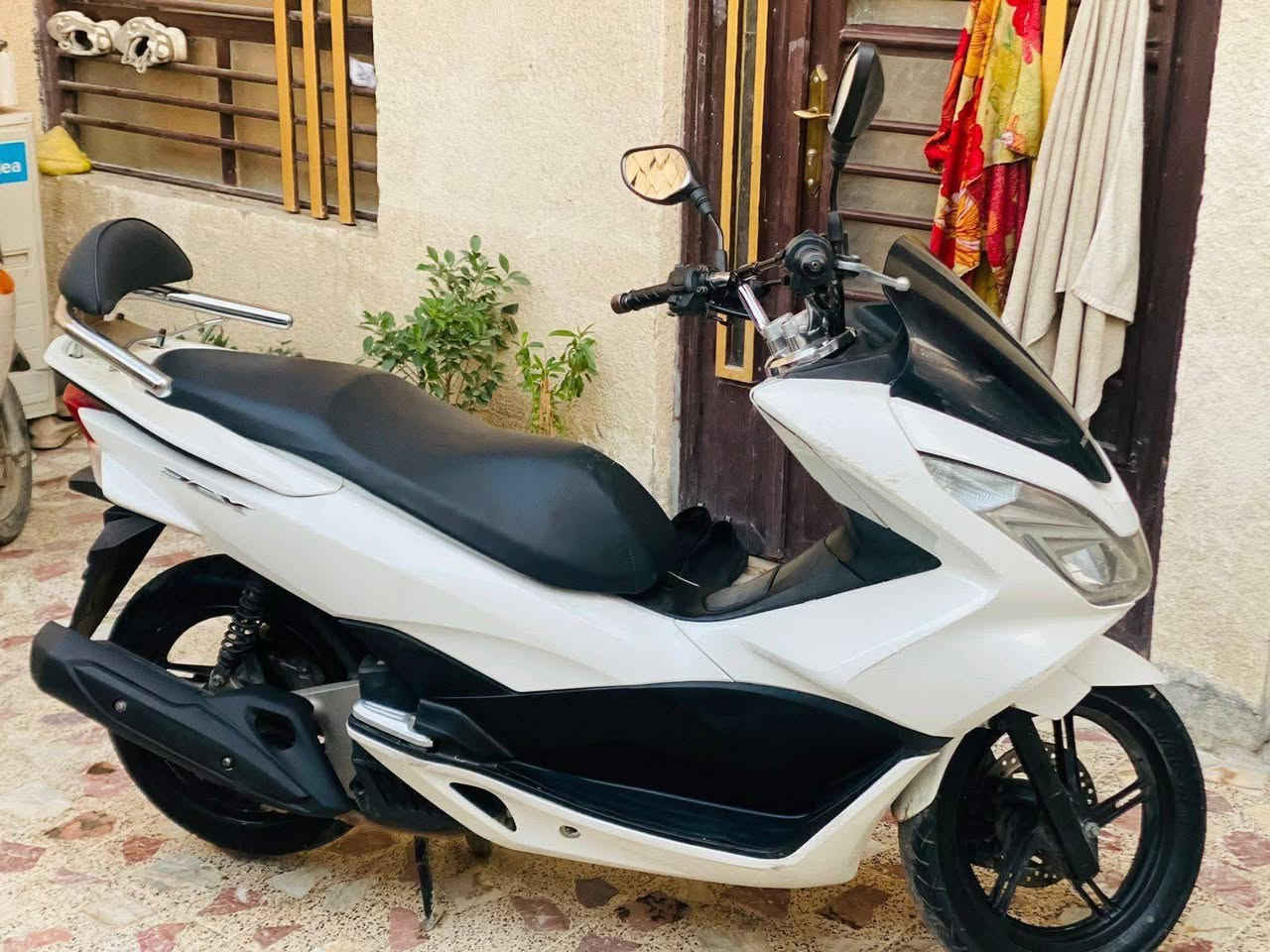 للبيع
سلام عليكم بي سي إكس جيل الثاني
ياباني جي إف مكفولة برغي ممفتوح بيها 
محرك 125 
بيها طخات بل كفرات  دراجه نظيفه وتخبل
بانزينها محسن دهنها موتل 
 حساس زدحام ستان كهربائي
سكن بغداد حي الجهاد ***********
سعرها 13 ونص ممتواجد ع الفيس الرقم بي واتساب
