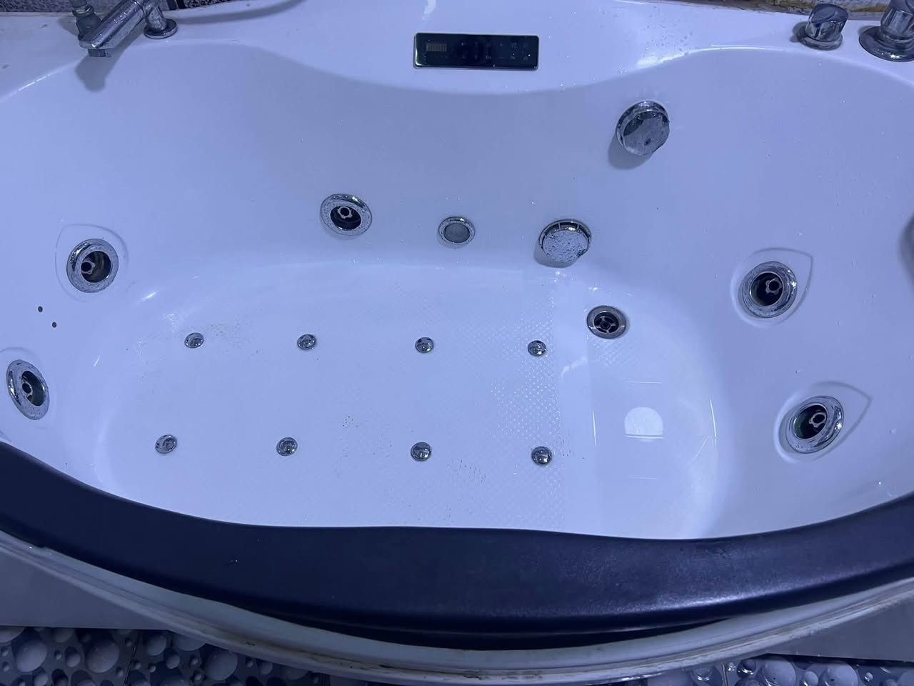 جاكوزي فول مواصفات للبيع شغال ومابي اي مشكلة بسعر مناسب🛁🧼
المواصفات
 ٥ فتحات دفع ماء 
مساج مائي
هيتر تسخين
تحكم لمس
سماعات
اناره ملونه
استخدام شخصي ومابي اي صيانه كله بلادي
من تاخذه فقط تحتاج تربط ماء حار بارد وكهرباء جداً بسيط ربطه
بغداد الحبيبيه
***********
