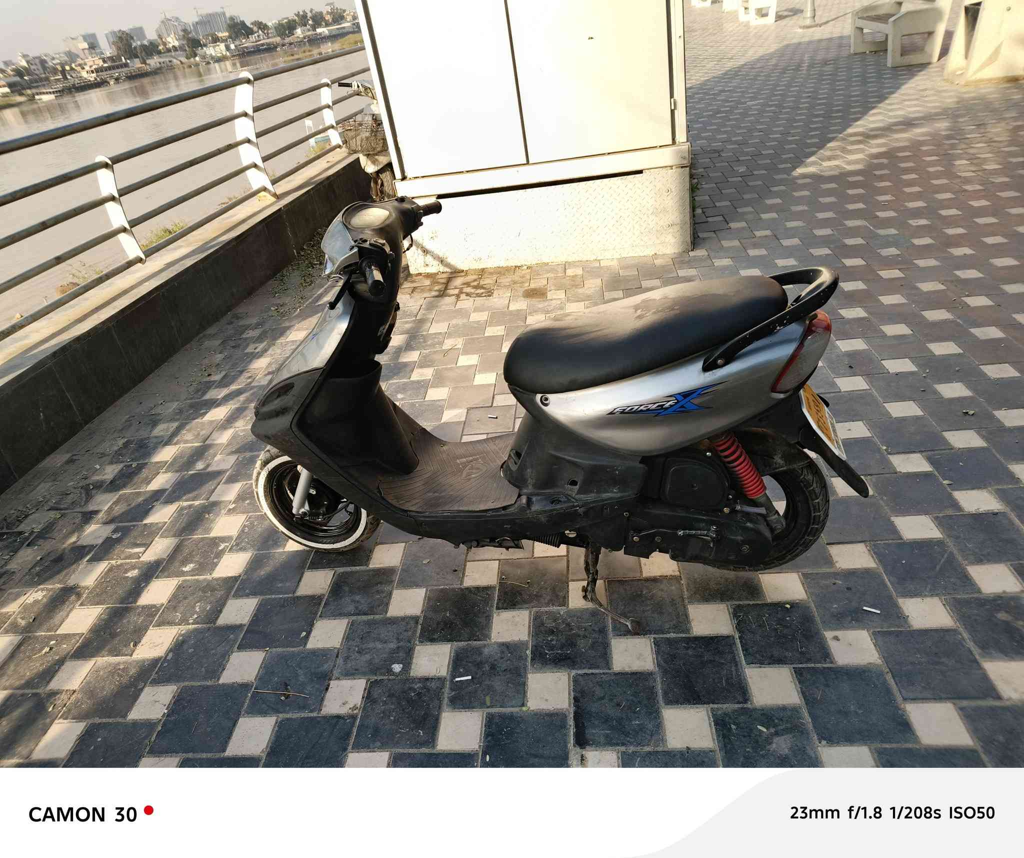 السلام عليكم دراجه ماكس قجمه مكاني الاعظميه السعر ٤٠٠ ألف بيه مجال بسيط لشراي الدراجه نكره وهندر شغاله  وهذا رقمي *********** بي بس واتساب راسلني وادزلك رقمه تدك عليه
