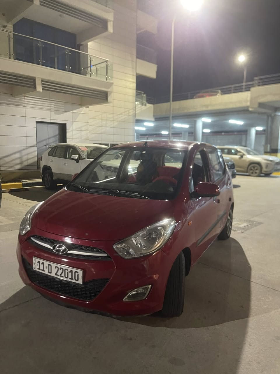 السلام عليكم هونداي I10 
السياره كلش جديده 
بيها صبغ بنيد و دعاميه 
مكاني بغداد الإعلام 
***********
سعرها 87 وبيها مجال بسيط
