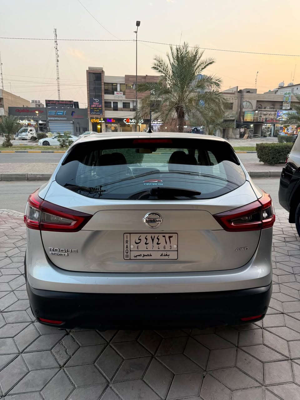 ‏السلام عليكم من رخصة الادمن المحترم 
 للبيع نيسان روج سبورت 2021 بغداد 
المواصفات 
محرك 2000 
فور ويل 
3 انضمة قيادة 
داخل جلد قرميدي 
ويل كب وتخم تاير 
رادار امامي 
رادار جانبي 
حساسات خلفية 
ماشية 62
شاشه وكار بلي 
لايت ليد 
بك لايت ليد 
تبريد ثلج  
تحكمات استيرن   
صبغ شبه عام وصور الحادث بلمنشور 
بدون ايرباك فقط البردة ودواخل وشاصي وراديترات بلادي  
السعر ( 128 ) ورقة وبيها مجال 
المنصور الداودي 
‏‭*********** بغداد, العراق
