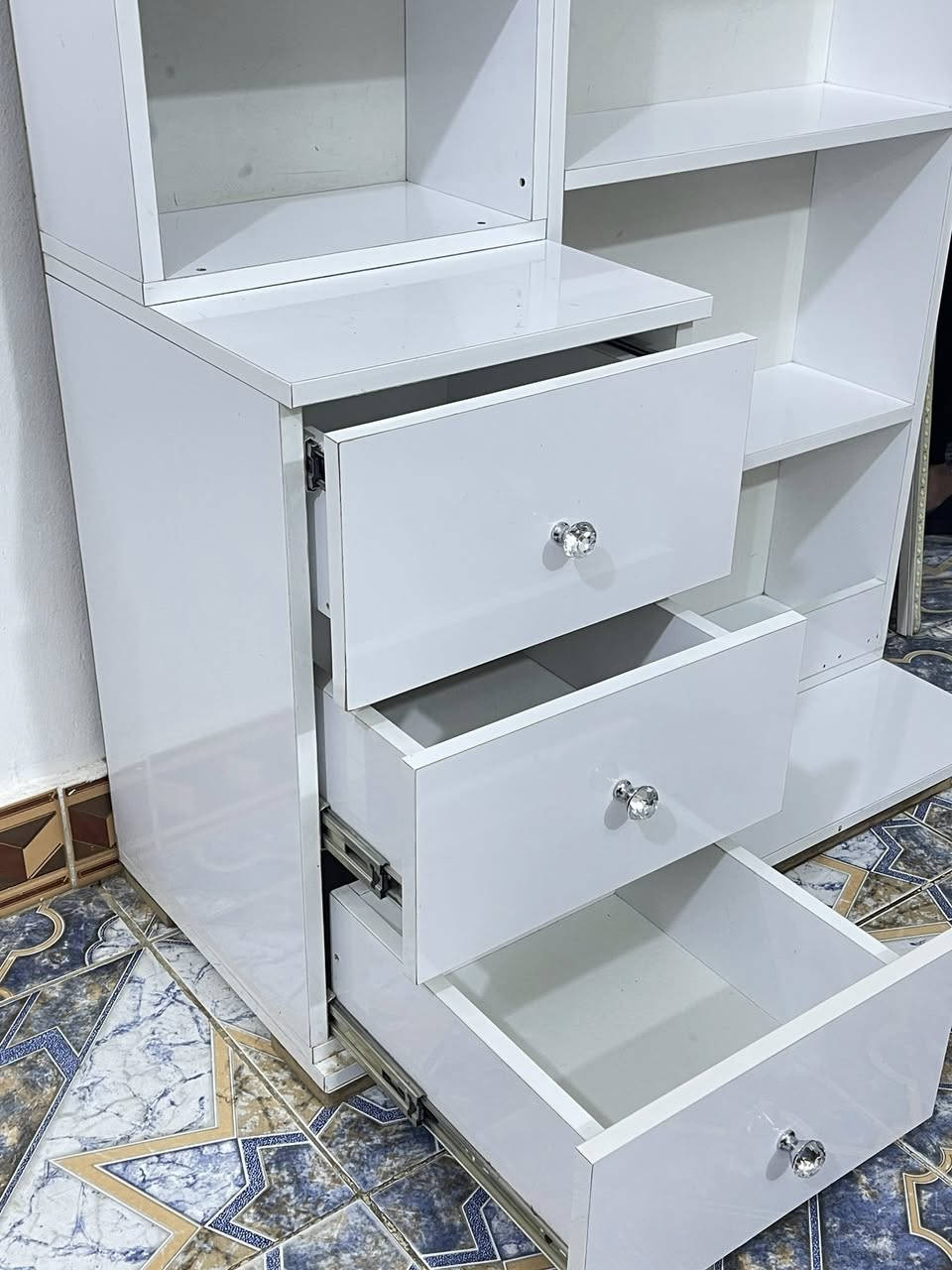 ميز رفوف ومجرات للبيع سعر 50 القياس عرض متر وطول مترتين مع مراية للتواصل مراسلة الرقم واتساب ***********
