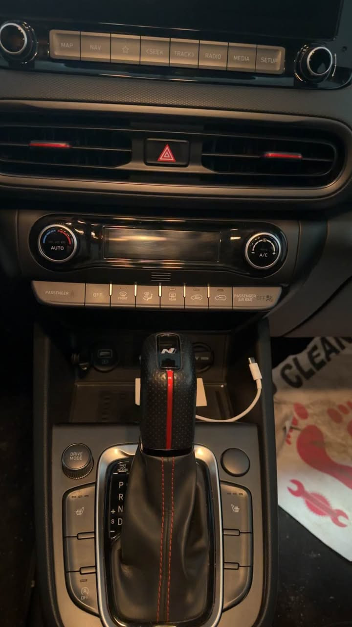 سلام عليكم 
للبيع هونداي كونا ان لاين فول موصفات ١/١
موديل 2023 
ماشيه ٢٢
فتحة سقف 
رادارات امامي 
رادار جانبي 
كامره خلفيه 
توقف ذاتي 
شاشه كبيره 
رون دجتل 
فول اعلى فئه بل موصفات N Lin معروفه 
حادثه مثل مموثحه بل صوره قبق جنطه فقط 
سياره جديده جدا احلى من الصور 
رقم شمالي بسمي تريد تحويل تريد وكاله حاضر 
عنواني بغداد المنصور 
***********
وتساب متوفر بغداد, العراق
