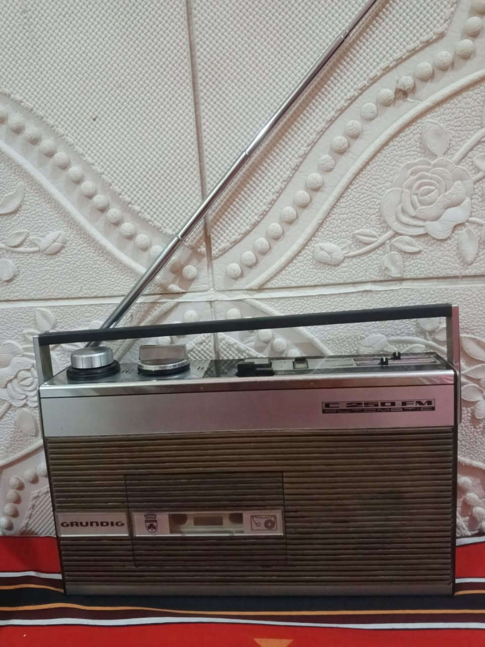 مسجل وراديوFM كروندك مسجل جنل نادر شغال نضيف جدا سعر 125الف مع توصيل ***********
