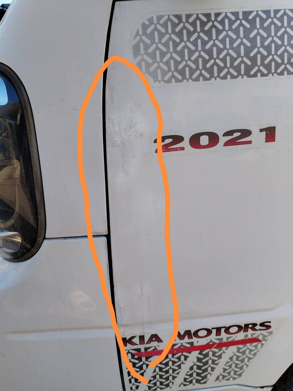 السلام عليكم 
كيا بنكو موديل 2021  محرك 2700 بلادي
محرك كير اكسن مكفول 
مكفولة من تبديل وضربة ماعدا جهه الباب السائق خفيفه موضحه بالصور 
سيارة علا وضع الشركة 

رقم بغداد تحويل ثاني يوم مباشرتنا 

سعر 137$ وبي مجال 
مكاني بغداد.  المحموديه 
رقم الهاتف ***********
